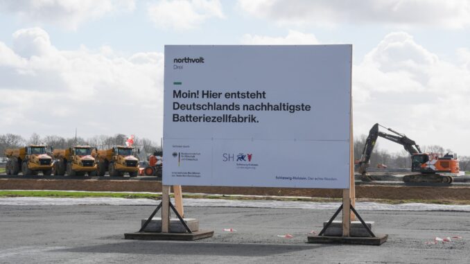 Baufeld der Northvolt-Fabrik bei Heide (Archivbild). Der schwedische Batteriehersteller steckt in finanziellen Schwierigkeiten.