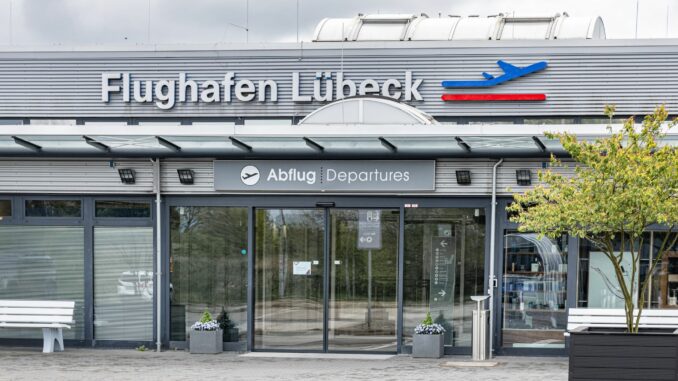 Vor zehn Jahren hat die Fluggesellschaft Ryanair den Flughafen Lübeck verlassen. Mit dem Sommerflugplan 2025 kehrt sie zurück und fliegt von Lübeck aus nach London, Malaga und Mallorca. (Symbolfoto)