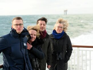 Die Grünen-Politiker Julian Pahlke (von links), Steffi Lemke, Felix Banaszak und Julia Verlinden fordern vor einer Erdgasplattform vor Borkum mehr Naturschutz auf den Meeren.