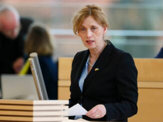 Bildungsministerin Karin Prien (CDU) verteidigte die geplanten Verwaltungsgebühren.