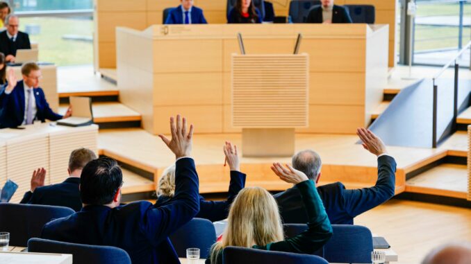 Der Landtag fordert ein schärferes Vorgehen gegen Schiffe der russischen Schattenflotte.