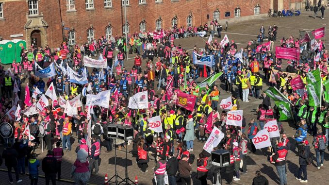 In Kiel zogen Beschäftigte des öffentlichen Dienstes bei einem Warnstreik durch die Stadt.