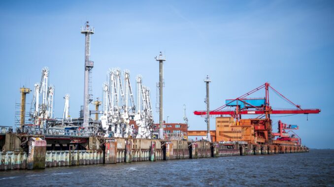 Am Stader Hafen sollte eigentlich schon LNG importiert werden. (Archivbild)