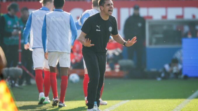 Ruhig bleiben! Holstein-Coach Marcel Rapp versucht Druck von seinem Team zu nehmen.