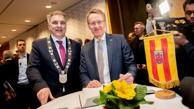 Neuer Grünkohlkönig: Daniel Günther (CDU, rechts) 