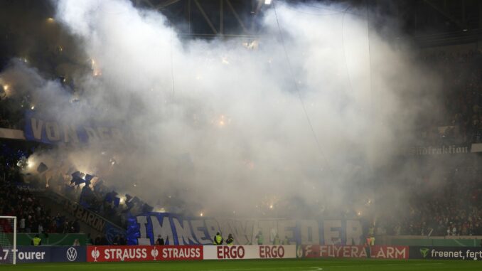 Die Pyro-Vorfälle beim Pokalspiel des HSV gegen Freiburg wurden geahndet.