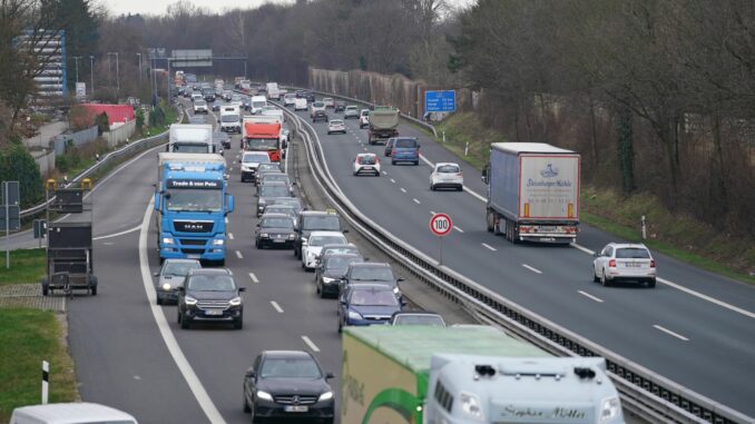 Die Richtungsfahrbahn Hamburg wird bis Ende Juli zwischen Pinneberg-Nord und Halstenbek/Rellingen saniert.