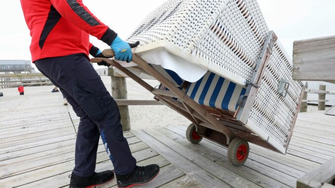 In St. Peter-Ording werden die ersten Strandkörbe aufgestellt. (Archivbild)