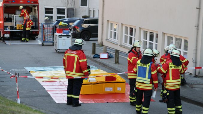 Die Feuerwehr überprüft einen verdächtigen Briefumschlag.