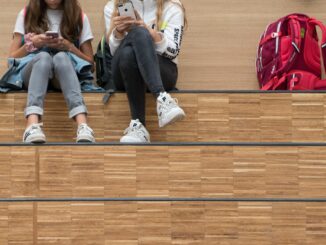 Die Nutzung von Handys in weiterführenden Schulen könnte in Schleswig-Holstein bald eingeschränkt werden. (Symbolfoto)