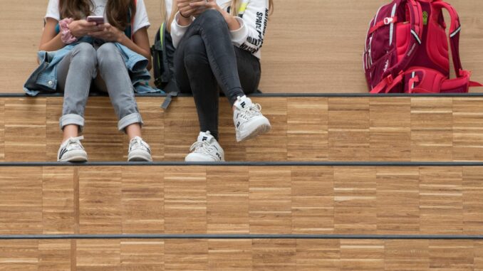 Die Nutzung von Handys in weiterführenden Schulen könnte in Schleswig-Holstein bald eingeschränkt werden. (Symbolfoto)