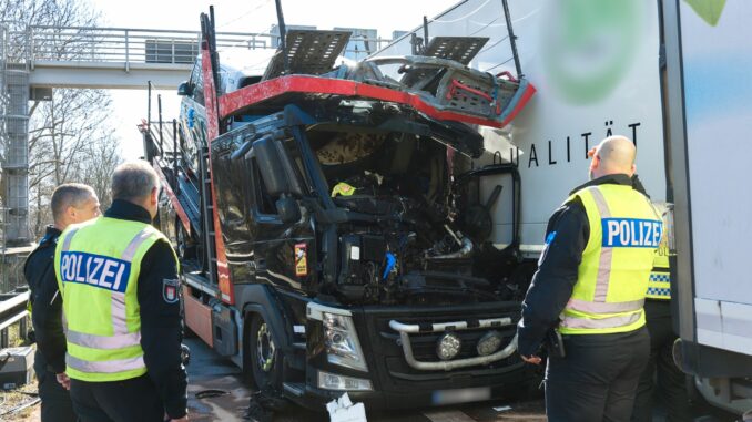 Bei dem Unfall mit drei Lkw wird ein Mensch schwer verletzt. 