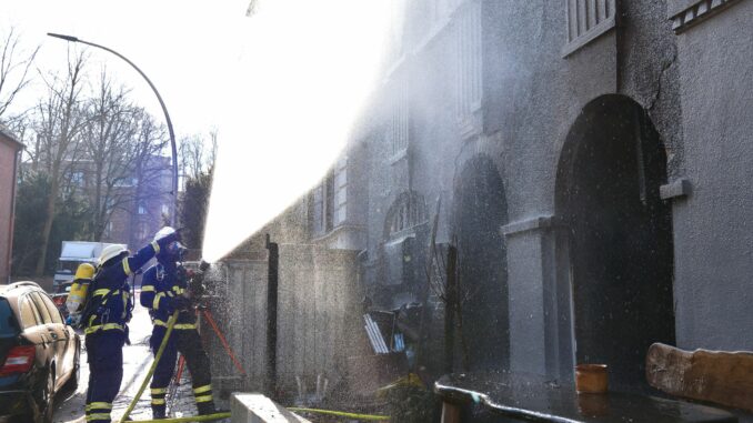 Die Hamburger Feuerwehr hat einen Brand in einem kleinen Theater in Stadtteil Harburg gelöscht.