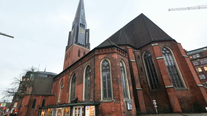 Die Hauptkirche St. Jacobi bleibt wegen Schäden am Turm bis mindestens Ende März geschlossen.