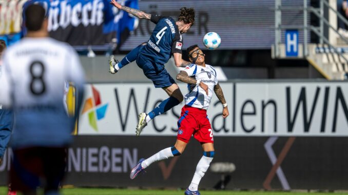 Paderborns Calvin Brackelmann (l) und Hamburgs Davie Selke kämpfen um den Ball.