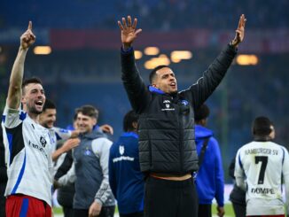 Zuletzt als Zuschauer, nun wieder im Kader des HSV: Robert Glatzel (M) steht vor seinem Comeback.