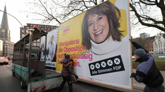 Trotz verpasstem Wiedereinzug in die Bürgerschaft lobt FDP-Spitzenkandidatin Katarina Blume ihr Team. 