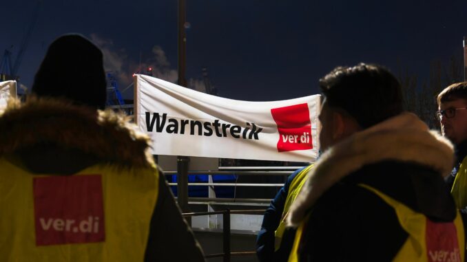 Verdi hat die Beschäftigten der großen Bühnen in Hamburg für Freitag zu einem eintägigen Warnstreik aufgerufen. (Symbolbild)