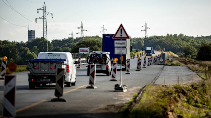 Bund und Land wollen Straßen in Schleswig-Holstein sanieren. (Archivbild)