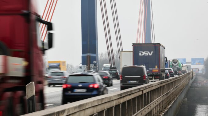 Zur Schonung der maroden Norderelbbrücke werden die Fahrspuren mehr zur Mitte der Brücke verlegt.