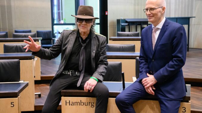 Mit Udo Lindenberg hat Hamburgs Bürgermeister einen prominenten Gratulanten zum Sieg der SPD bei der Bürgerschaftswahl (Archivbild).