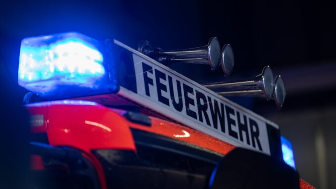 Nachdem der Brand gelöscht war, musste die Feuerwehr gegen 2.30 Uhr den Angaben zufolge wieder ausrücken. (Symbolbild)