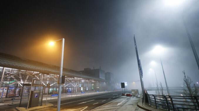 Nix los am Airport - Nebel statt Fluggäste.