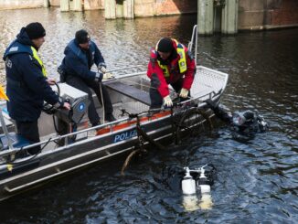 Bei der Aktion «Hamburg räumt auf» fischen rund 20 Taucher von Polizei, Feuerwehr und DLRG wieder zahlreiche Dinge aus der Binnenalster, etwa E-Scooter, Fahrräder, aber auch etliche Handys.