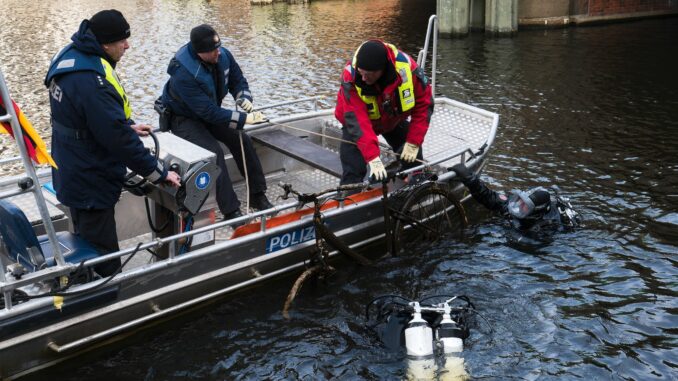 Bei der Aktion «Hamburg räumt auf» fischen rund 20 Taucher von Polizei, Feuerwehr und DLRG wieder zahlreiche Dinge aus der Binnenalster, etwa E-Scooter, Fahrräder, aber auch etliche Handys.