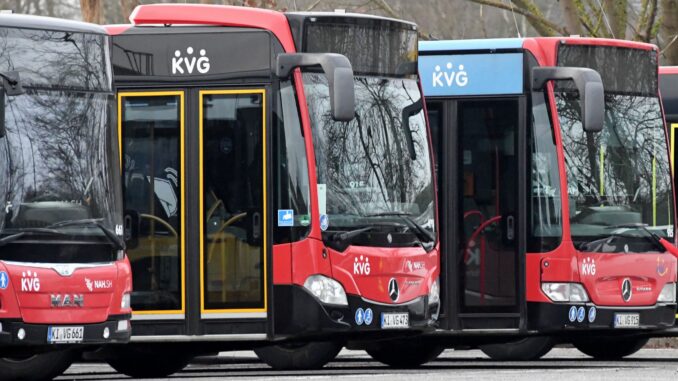 In Kiel sind dieses Jahr 3,73 Prozent weniger Abfahrten von Bussen und Bahnen geplant. (Symbolbild)