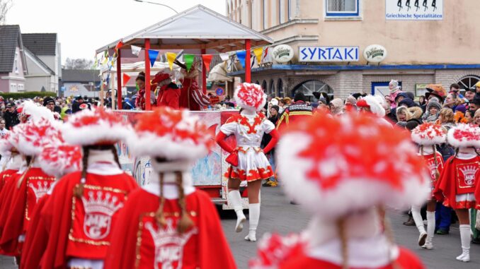 Der Rosenmontagsumzug in Marne hat wieder viele Menschen angelockt.