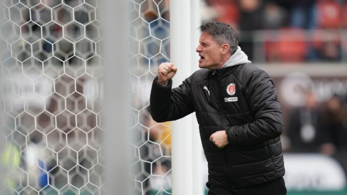 Trainer Alexander Blessin und der FC St. Pauli spielen am Samstag beim VfL Wolfsburg.