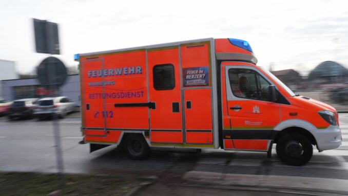 Nach einem vier Stockwerke tiefen Sturz hat die Hamburger Feuerwehr einen schwer verletzten Arbeiter ins Krankenhaus gebracht.