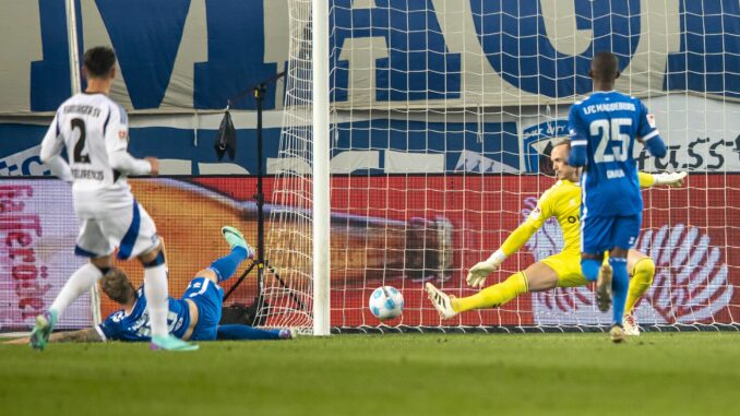 Magdeburgs Mathisen (am Boden) trifft per Eigentor zum 0:2