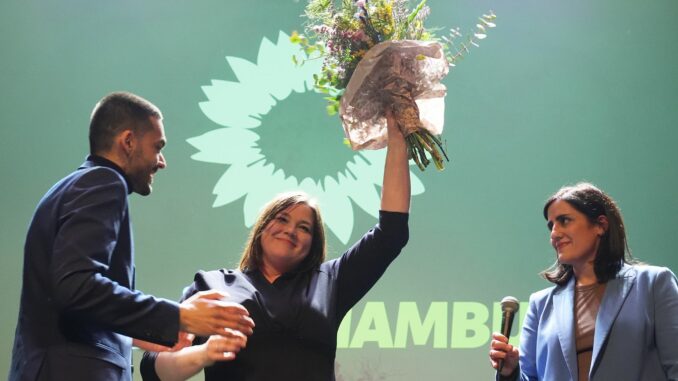 Am Wahlabend feierten Leon Alam, Katharina Fegebank und Maryam Blumenthal (l-r) - jetzt muss der Parteitag der Hamburger Grünen über Sondierungen mit der SPD entscheiden. (Archivbild)