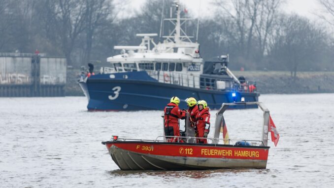 Mehr als 100 professionelle Einsatzkräfte nehmen an einer Rettungsübung im Hamburger Hafen teil.