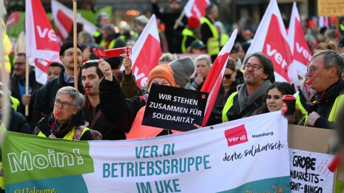 Mehr als 1.000 Menschen nehmen nach Angaben von Verdi an einer Kundgebung der Gewerkschaft teil.