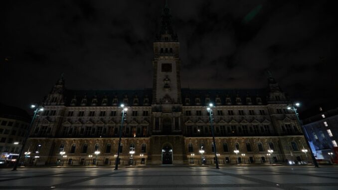 Das Hamburger Rathaus bleibt bereits seit 2009 für eine Stunde im Jahr dunkel, um ein Zeichen für den Klimaschutz zu setzen. (Archivbild)