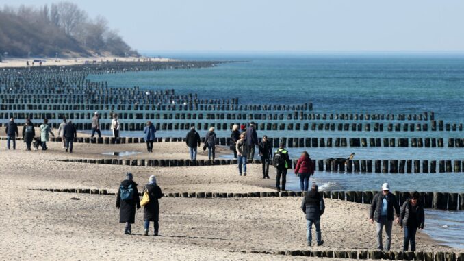 Die Ostseestrände sind zum Frühlingsbeginn gut besucht. 