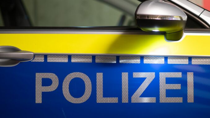 Nach einem Brand in einem Mehrfamilienhaus ermitteln Polizei und Staatsanwaltschaft wegen des Verdachts auf schwere Brandstiftung und eines versuchten Tötungsdelikts. (Symbolbild)