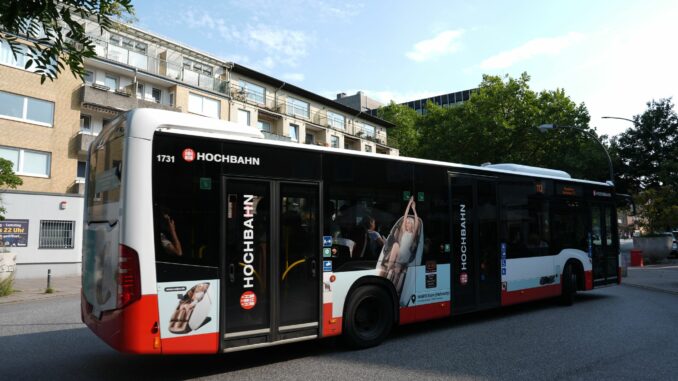 Ein Busfahrer in Hamburg musste am Samstagmorgen so stark bremsen, dass mehrere Fahrgäste stürzten und verletzt wurden. (Illustration)