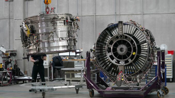 Die Lufthansa Technik steigerte im vergangenen Geschäftsjahr den Umsatz auf einen Rekordwert.