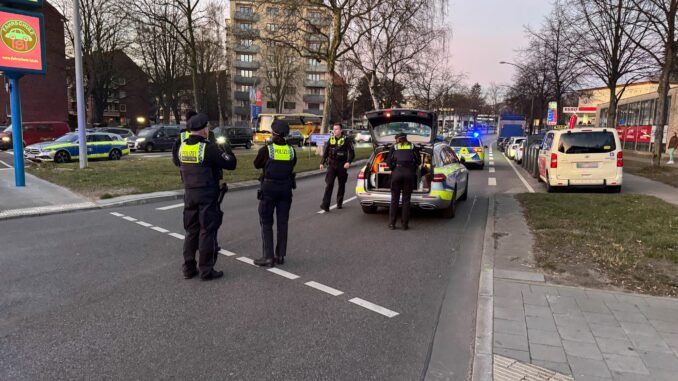 Die Polizei fahndet nach der Flucht nach dem Autofahrer.