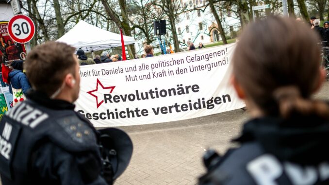 Rund 50 Unterstützer von Daniela Klette haben sich vor dem Gerichtsgebäude versammelt. 