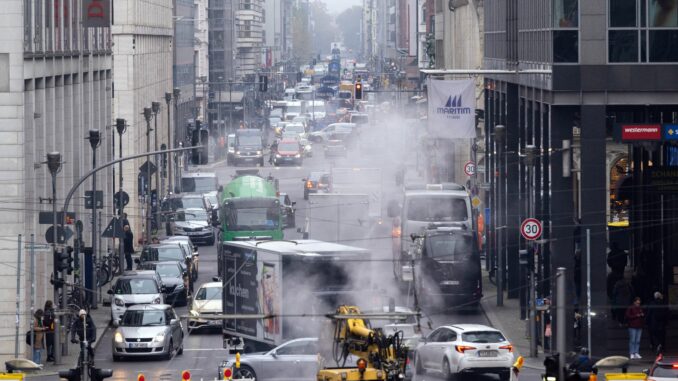 Für einen Stau reicht es noch leicht, doch die Zahl der Autos in Berlin ist 2024 gesunken. (Archivbild)