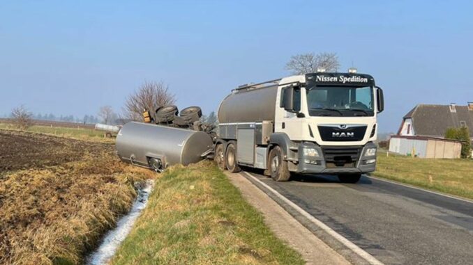 In dem Laster waren laut Polizei 11.000 Liter Milch. 