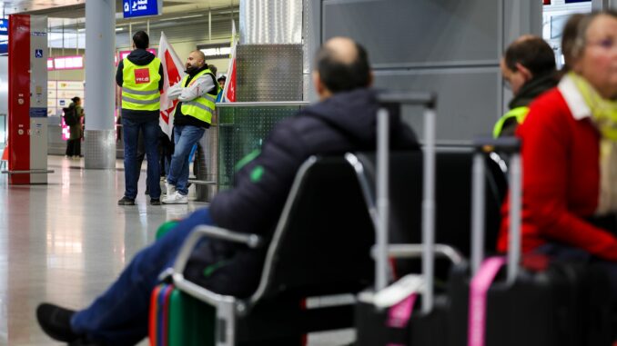 Am Flughafen in Düsseldorf konnten Passagiere trotz des Streiks vereinzelt einchecken und ihr Gepäck aufgeben. 