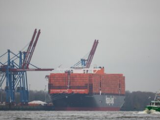 Die «Hamburg Express» von Hapag-Lloyd fährt künftig das Containerterminal in Wilhelmshaven an. (Archivbild)