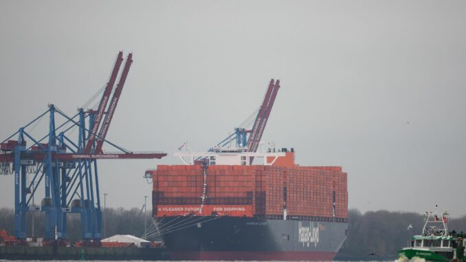 Die «Hamburg Express» von Hapag-Lloyd fährt künftig das Containerterminal in Wilhelmshaven an. (Archivbild) 