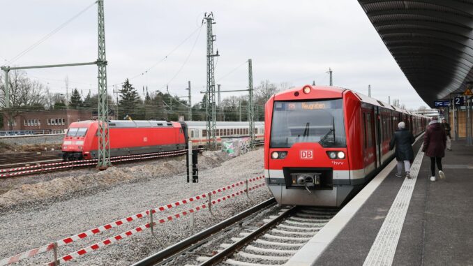 In den Hamburger Schulferien will die Deutsche Bahn mit dem Bau eines neuen Fernbahnsteigs am Diebsteich beginnen.